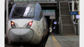 너무 추워서…780명 태우고 달리던 KTX 유리창 ‘쩍’ 깨졌다
