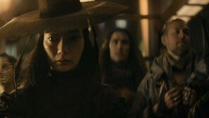 우주 독재자에 맞선 혁명군… 칼 휘두르는 갓쓴 전사 ‘배두나’ 