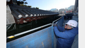 ‘스프레이 테러’ 경복궁 담장에 또 낙서…“기존 용의자와 달라”