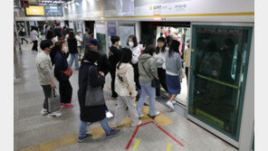 김포골드라인 장기역서 열차 멈춰…출근길 승객 불편