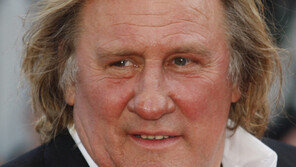 각종 성추문 드파르디외, 佛 최고훈장 박탈 위기 