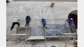 경복궁 낙서 테러 용의자, 신원 특정 완료…경찰 “신속 검거할 것”