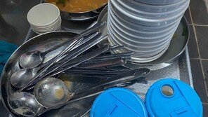 칼국숫집 중년 3명, 앞접시 16개·수저 9세트 썼다…“집에서도 이러냐” 분노