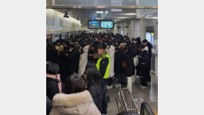 한파에 멈춘 수도권 지하철…“1시간 갇혀” 출근길 ‘아비규환’