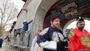 경찰, ‘경복궁 낙서’ 순찰 강화했지만… 하루 만에 복원 현장 옆 모방 범죄 