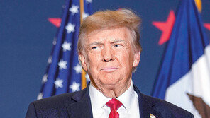 헤일리 상승세에…트럼프 “야망 지나친 새대가리” 성차별 공격