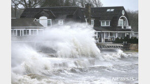 美 북동부, 한겨울 폭우로 70만 가구 정전 