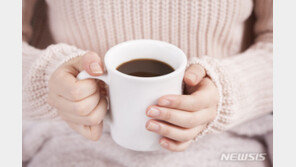 “몸 녹여볼까” 달달 커피 홀짝홀짝…카페인·당류 ‘빨간불’