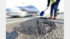 빗길 차량, 국도 파인 곳 빠져 파손…국가 손배 책임