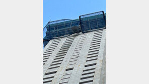 오피스텔 공사장서 떨어진 ‘콘크리트 비’…차량 7대 파손