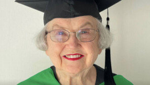 “절대 포기하지 마세요”…90세에 대학원 졸업한 美 여성