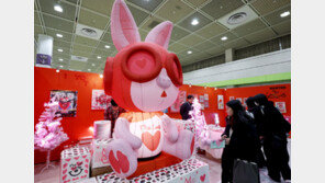 대형 인형 전시… 디자인페스티벌