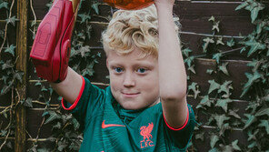 한 쪽 팔 없이 태어난 英 소년…‘아이언맨’ 팔 선물받았다