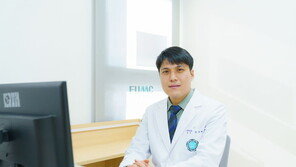 ‘한파에 집콕’ 스마트폰 삼매경…거북목 목디스크 올라