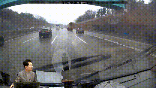 “사고유발 포르쉐 찾습니다”…차선 침범에 놀란 K3 탁송기사만 ‘쾅’[영상]