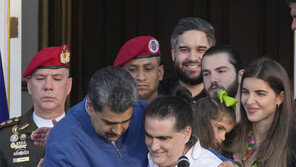 베네수엘라, 美와 죄수 10대1 맞교환… 마두로 측근 풀려났다