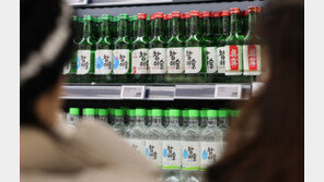 제조사들 소줏값 인하 동참…‘식당 술값’ 내릴 가능성 ‘희박’