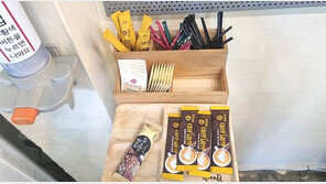 “수북이 쌓아놓은 무료 커피믹스…한 개도 안 남기고 가져가”