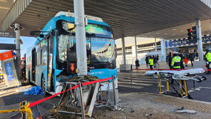 버스가 시민 덮쳤다… 수원역 환승센터 1명 사망·17명 부상
