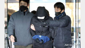 경복궁 담벼락 낙서 10대 男 구속 심사…‘묵묵부답’