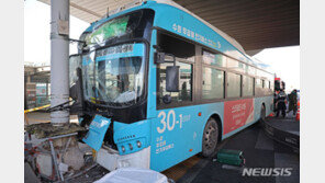 ‘수원역 버스 사고’ 운전기사 “브레이크 아닌 엑셀 밟아”