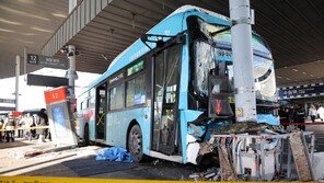 “거스름돈 안나와 운전석 이탈… 버스 굴러가자 당황해 액셀”