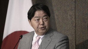 긴급 등판 ‘日정권 2인자’ 하야시, 무난한 출발 호평