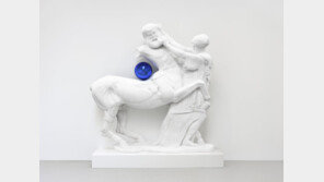 ‘아트 마케팅’ 힘주는 현대百… 백화점·아울렛 미술작품들로 채운다