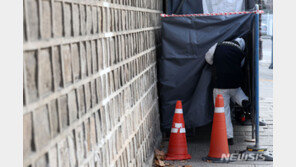 한파로 중단됐던 경복궁 담장 낙서 제거 작업 재개