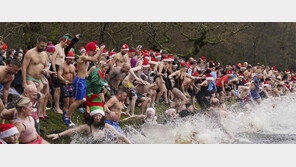 산타 모자 쓰고 첨벙… 英, 크리스마스 수영 대회