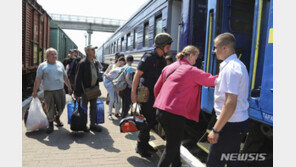 러, 크름반도 함정 피격에 헤르손 기차역 보복 공격…5명 사상