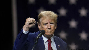 트럼프의 저주 메시지…“크리스마스에 모두가 고통 당하길”