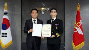 이국종 교수, 대전병원장으로 임명…명예 해군대령 진급