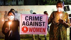 印서 42세 여성 마을주민들에 알몸으로 전봇대 묶여 무차별 구타당해