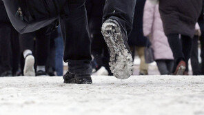 “사람이 죽을뻔”…‘빙판길’ 만들고 몰카 찍은 유튜버