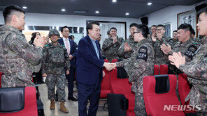 尹, 전방부대 찾아 “적 도발하면 즉각 단호하게 대응하라”