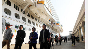 ‘24층 높이’ 초대형 중국 크루즈선 제주 입항…새해 관광업계 기대감