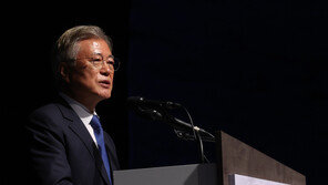 문재인 “이선균 안타까운 죽음 애도…후진적 수사·보도 관행 벗어나야”