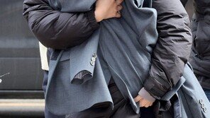 故이선균 협박한 20대女, 아기 안고 구속심사 출석