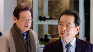 이재명 만난 정세균 “벼랑끝 손놓는 결단 필요…당 분열 수습해야”
