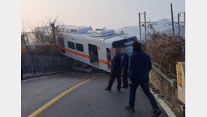 증평서 시험 운행 중이던 전동차 탈선…2명 경상