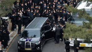 故 이선균 마지막 길… 유족-지인 눈물로 배웅 