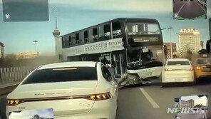 운전 중 기사 실신…中버스, 반대 차선 돌진