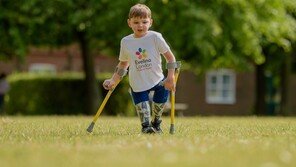 학대로 다리 잃은 英 9세, 최연소 훈장…기부금 32억 모은 사연 