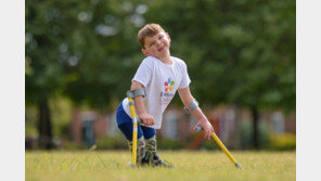 부모 학대로 다리 잃은 英 9세 소년, 최연소 훈장 받는다