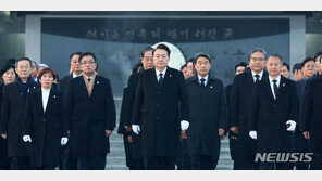 尹, 새해 첫날 현충원 참배…“국민만 보며 민생경제에 매진”