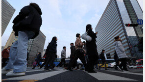 “돈 걱정 덜고 웃는 한 해 되길”…소망 담고 새해 첫 출근 나선 시민들