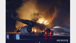 日 화재 여객기 승객 “객실 안 연기 지옥 같아…바닥에 몸 던져”