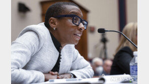 하버드 최초 흑인 총장, 반년 만에 사임…反유대 논란에 발목