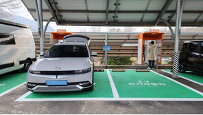 “판매 줄고, 재고만 쌓인다”…연초부터 전기차 ‘후진’